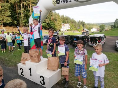 Dekoracja zawodników w Pucharze Bieszczadów